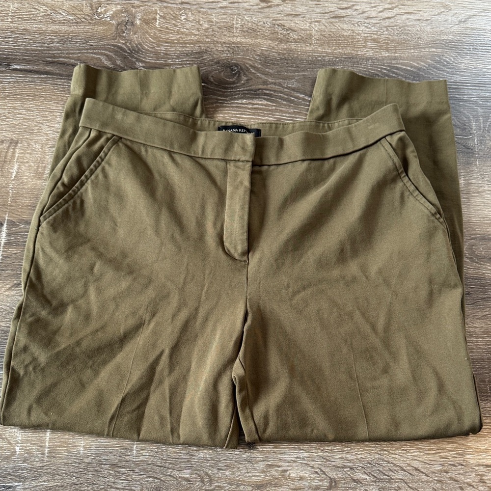 Women’s Banana Republic Olive Green Cropped Trousers Size 10